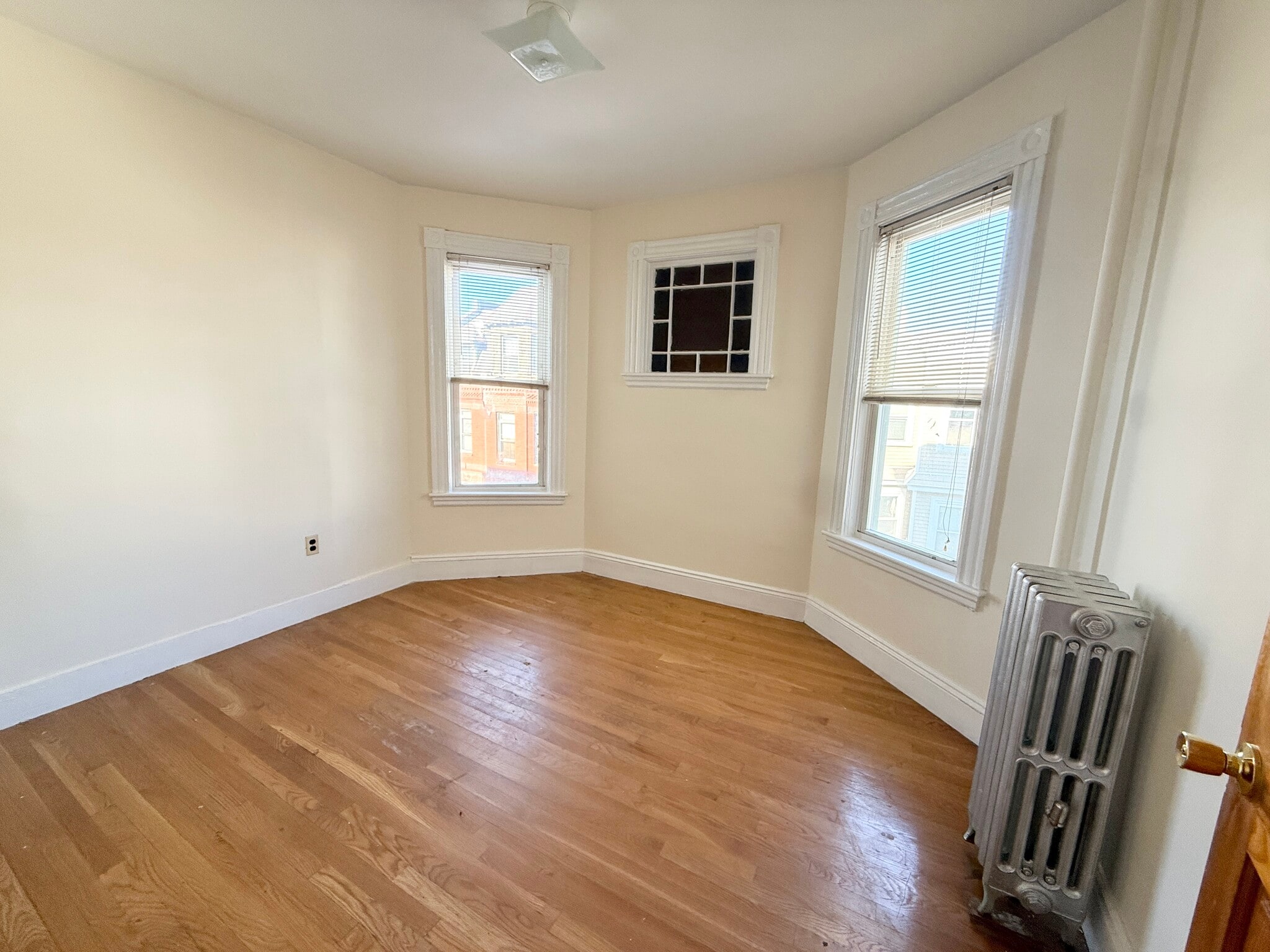 Building Photo - 144 Hillside St