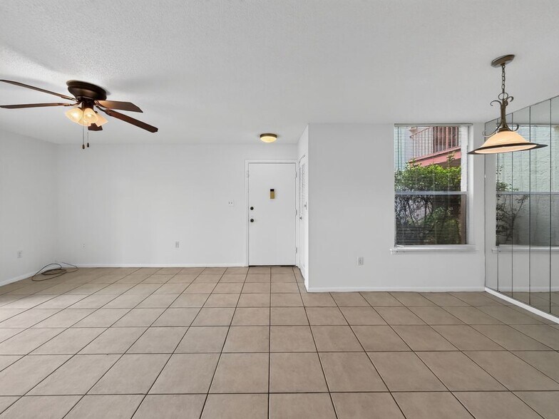 Building Photo - 518 Orange Dr