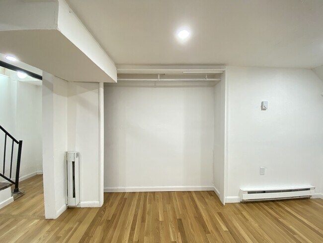 Building Photo - 686 Parker St