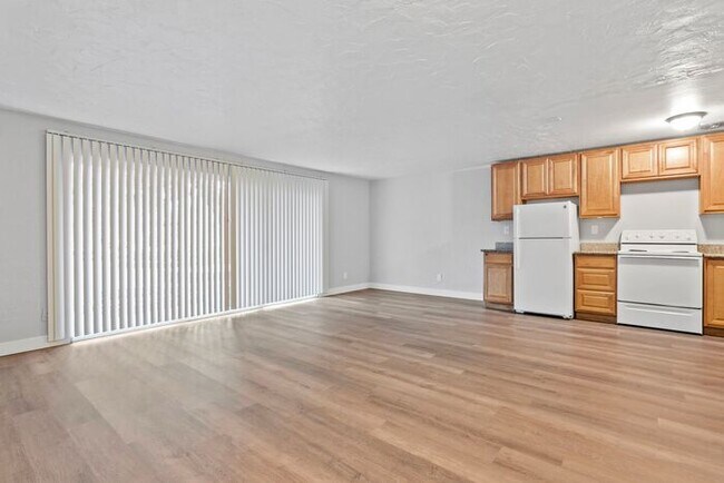 Building Photo - MOVE IN SPECIAL 1ST MONTH RENT FREE!! 2 bedroom unit!!