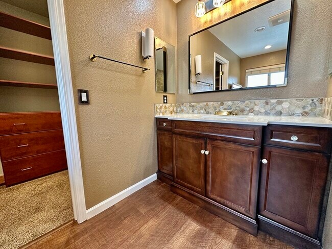 Building Photo - Must See This Beautiful 4 Bedroom 3 Bathro...