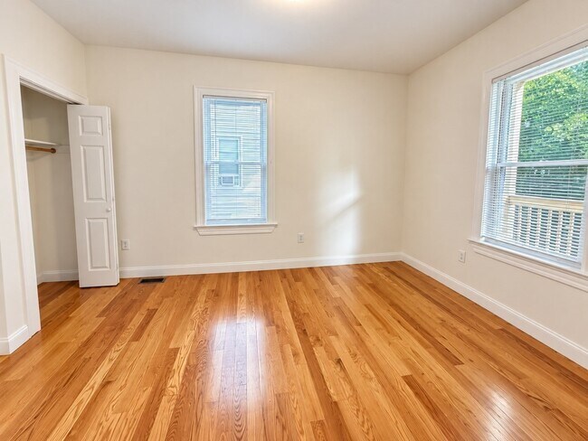 Building Photo - 13 Hendry St
