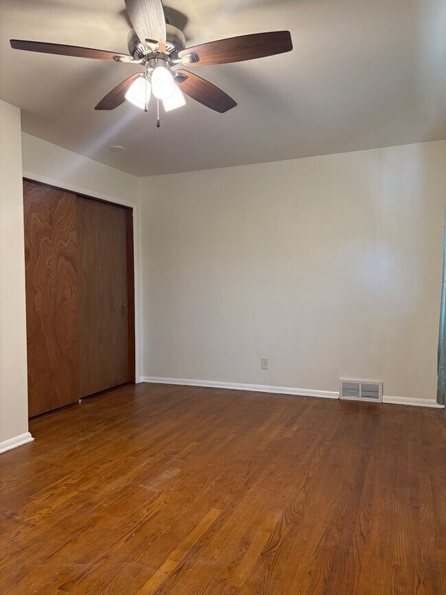 Building Photo - 4401-4407 Eastridge Dr
