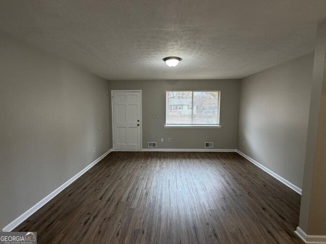 Building Photo - 816 Jesters Lake Dr