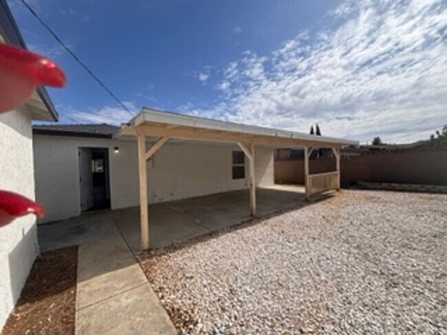 Building Photo - Beautiful Remodeled Home in Tehachapi!