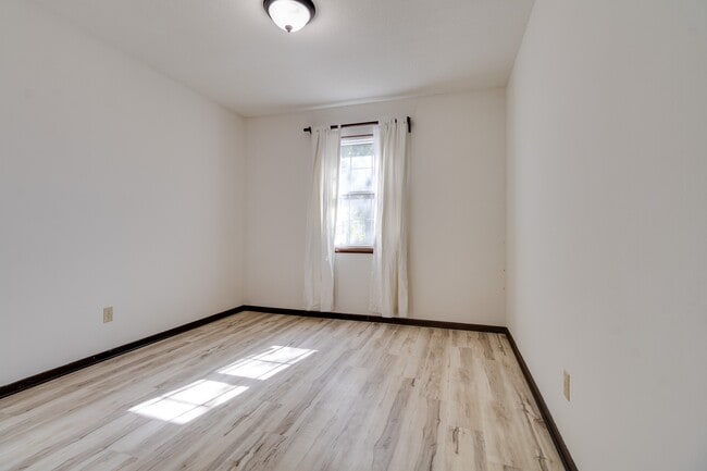 Building Photo - 1204 E 27th St