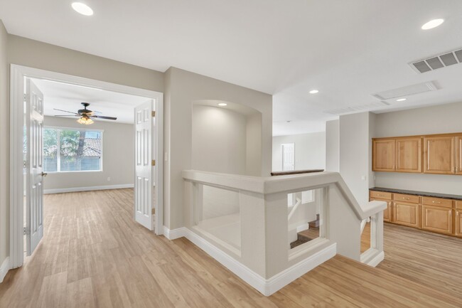 Building Photo - LUXORY 5 BEDROOM 3 1/2 BATH HOME LOCATED I...