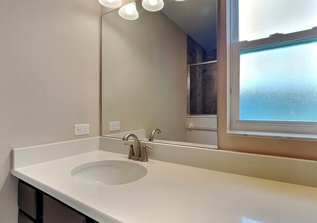 Building Photo - 8547 N Tiny Lily Dr