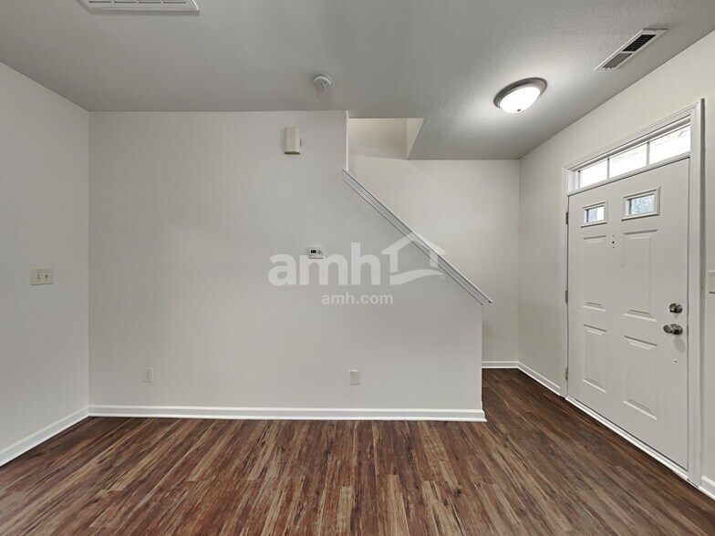 Building Photo - 2604 Oasis Ln