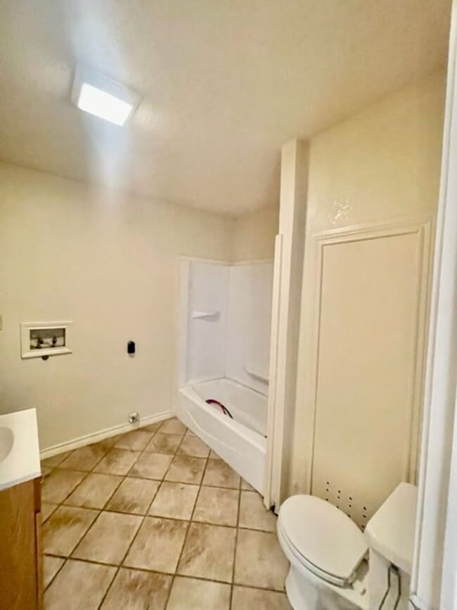 Building Photo - 2314 Mistletoe St