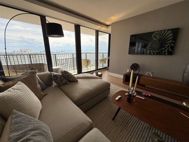 Building Photo - 1450 Brickell Bay Dr