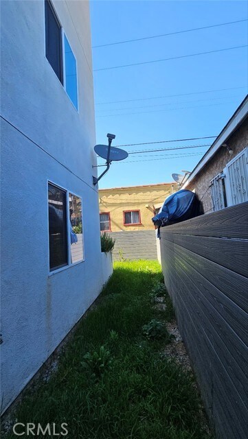 Building Photo - 213 W 43rd St