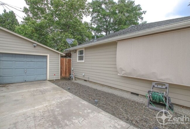 Building Photo - 2618 E 26th St