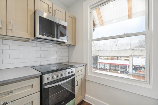 Building Photo - 180 Maplewood Ave