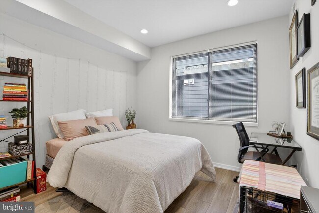 Building Photo - 381 Martin St