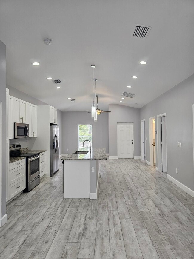 Primary Photo - 1558 W 26th Ct