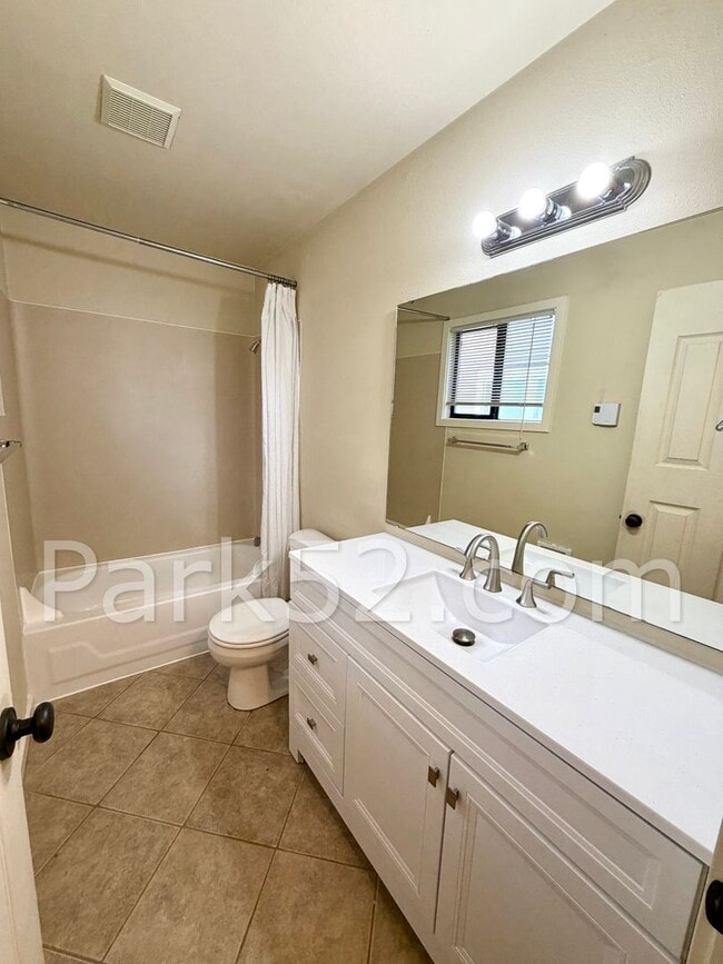 Building Photo - 1 Bedroom Unit in Tacoma Tri-Plex with Washer & Dryer!