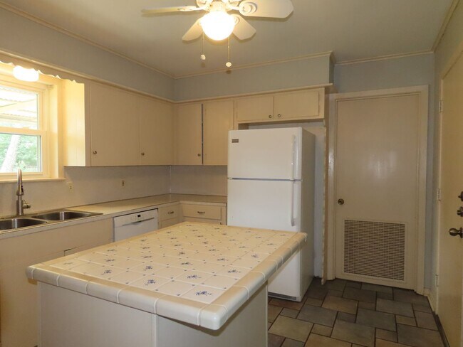 Building Photo - Cozy 3 Bedroom 2 Bathroom In Tyler!!