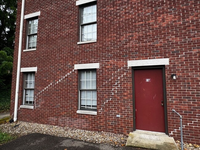 Building Photo - 127 E Adams St