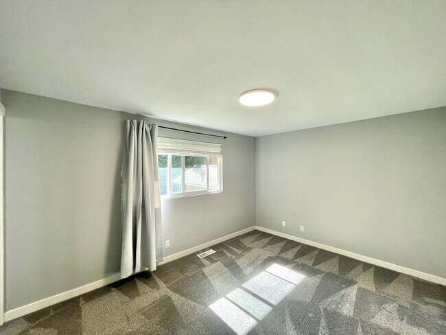 Building Photo - SIlverlake SFH with AC for rent