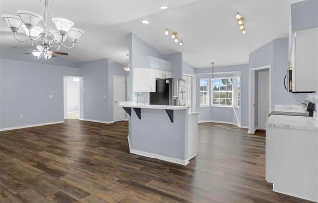 Building Photo - 3570 Manor Loop