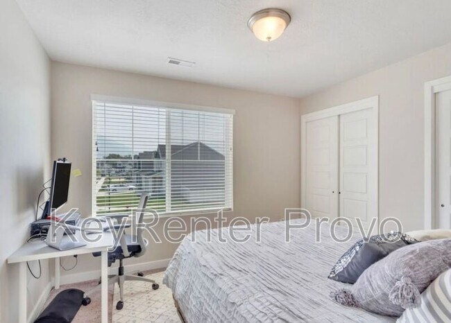 Building Photo - 934 240 W