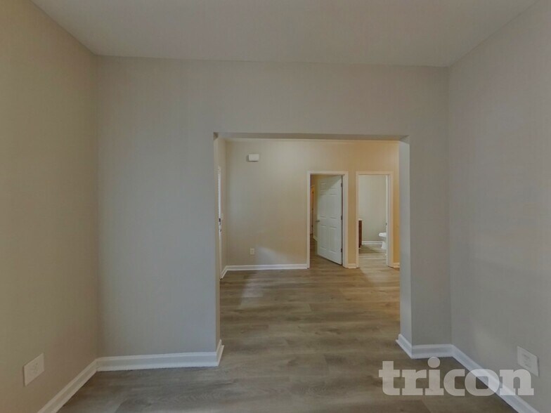 Building Photo - 528 Tulip Ln
