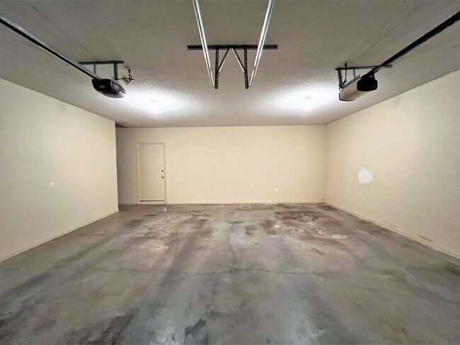 Building Photo - GREAT FARRAGUT LOCATION WITH INVITING FRONT PORCH CHARM!!!