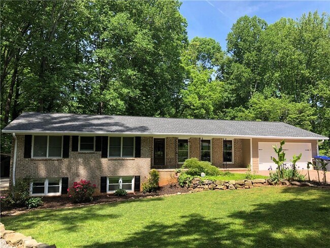 Building Photo - 740 Brookline Dr SE