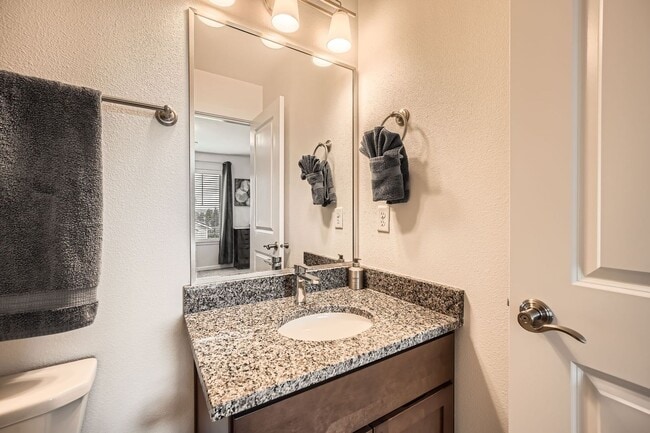 Building Photo - Modern Furnished Townhome in Prime Kent Lo...