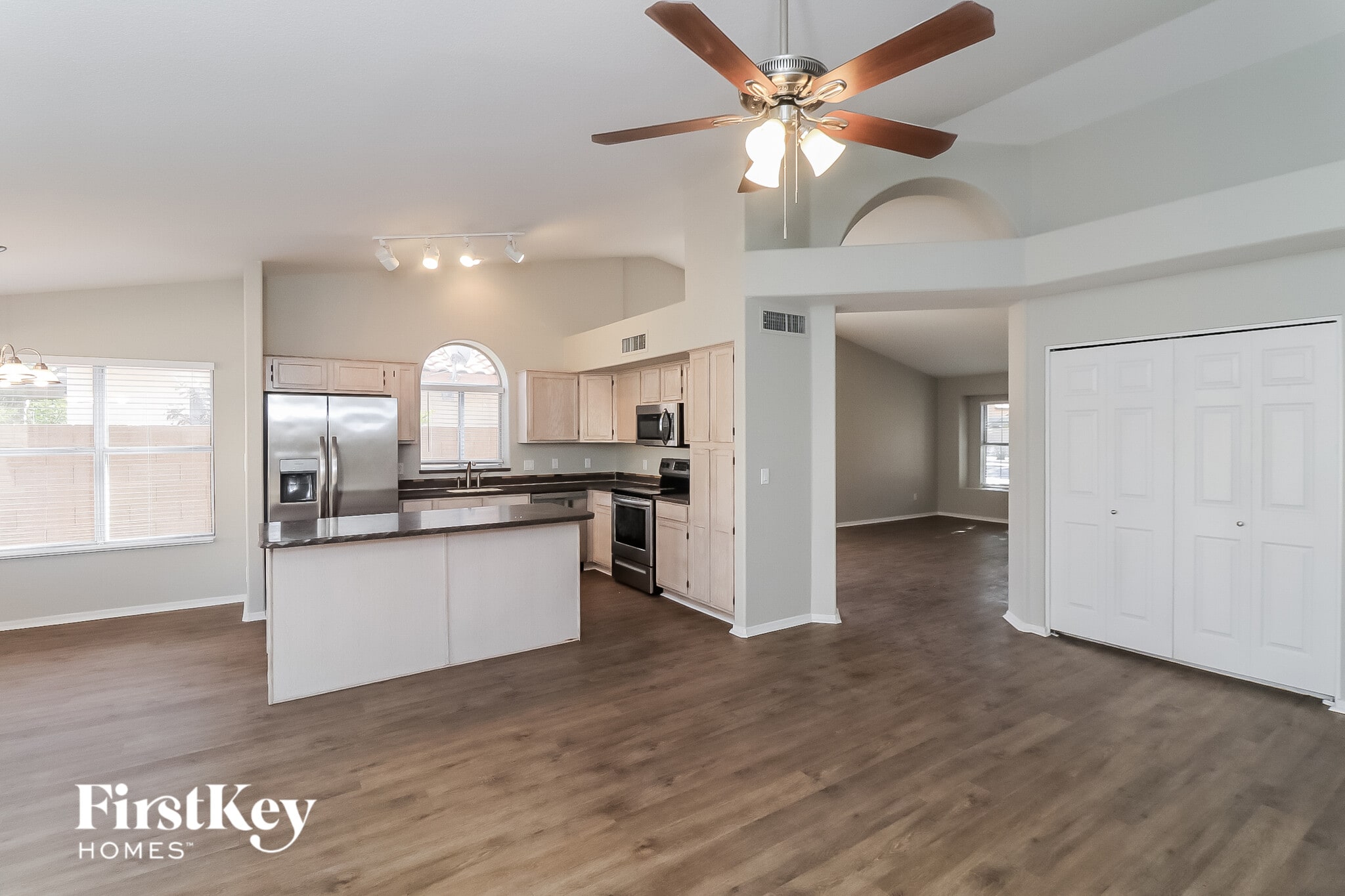 Building Photo - 1214 E Grovers Ave