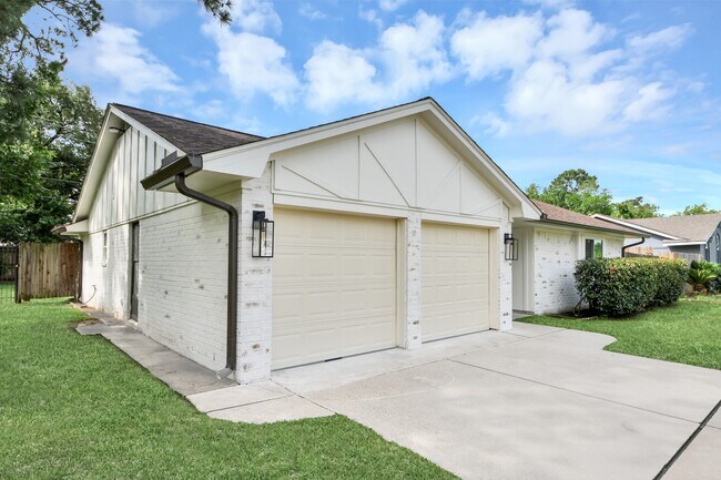 Building Photo - 7403 Shady Arbor Ln