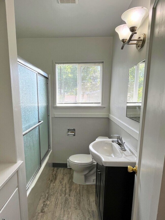 Building Photo - (UNM 355-11)  2 bed/1 bath Apartment