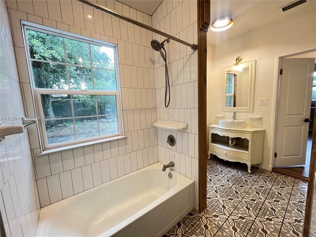 Building Photo - 315 NE 110th St