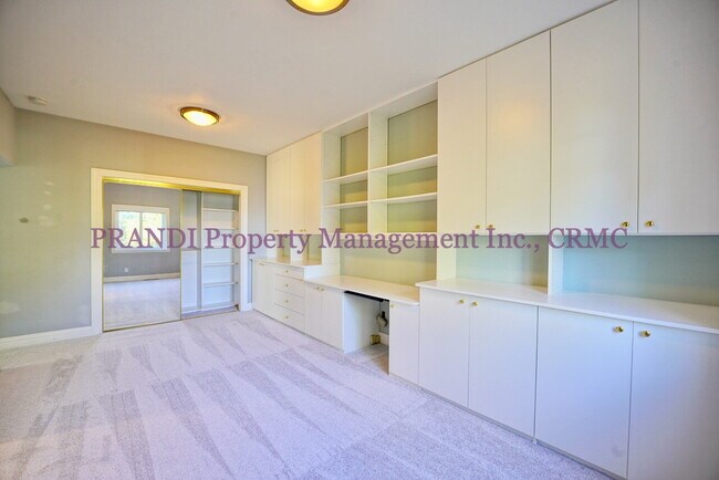 Building Photo - Exclusive Home in Gated Community!