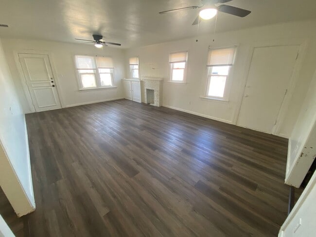 Building Photo - 2 Bed/1 Bath Newly Remodeled Single Family House