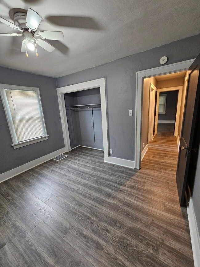 Building Photo - FOR RENT- 4 bed home on Hope Ave, Pets ok ...