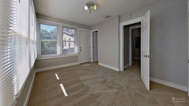 Building Photo - 5-Bedroom Home in Springfield!