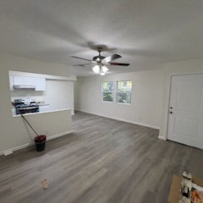 Building Photo - Beautiful newly remodeled 2/1 apartment!