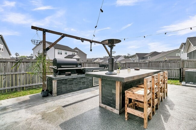 Building Photo - Beautiful Single Story Home Full of Upgrad...