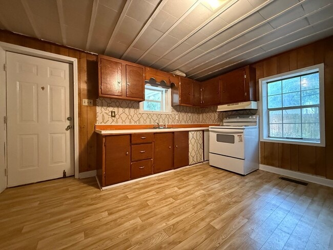 Building Photo - Two Bedroom Home for Rent