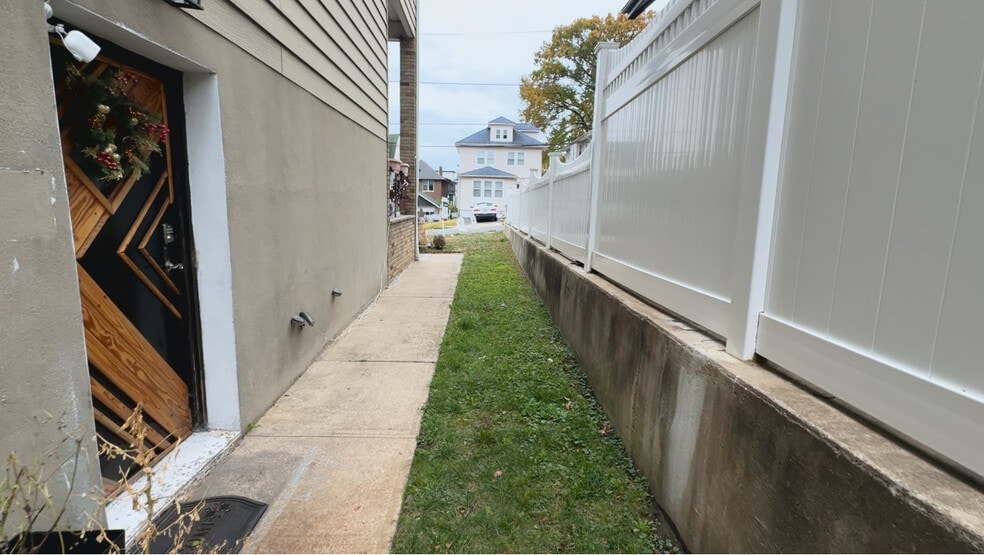 Private Side Entrance - 239 Morningside Ave