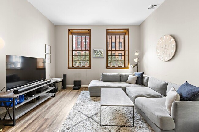 Primary Photo - 222 Clinton St