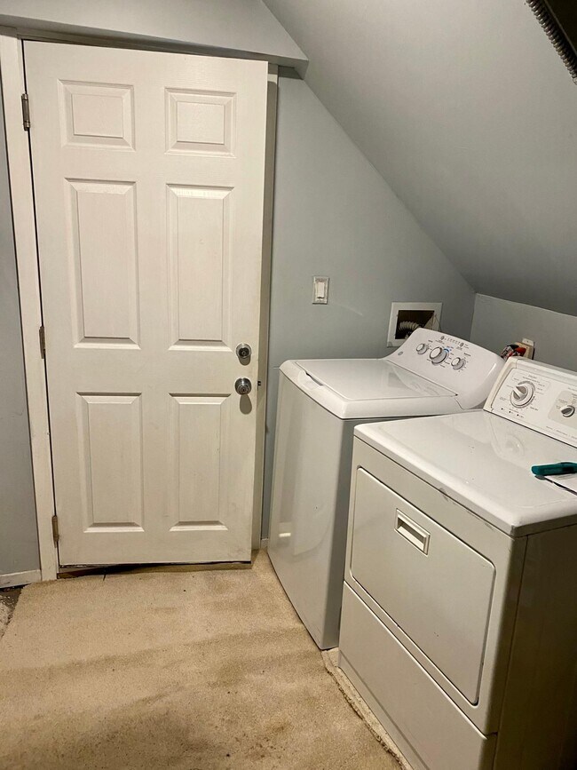 Building Photo - 724 Grand View Ave