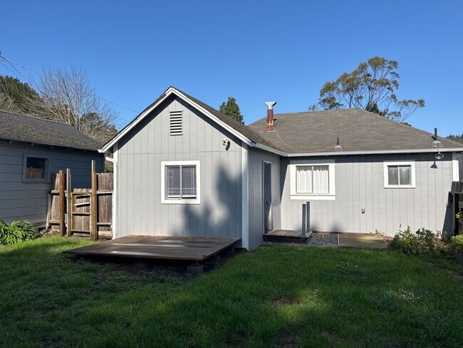 Building Photo - Pet-Friendly 2BD/1BA Home in Rio Dell!