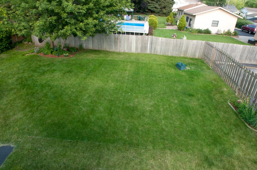 Large fenced yard - 131 Washington St