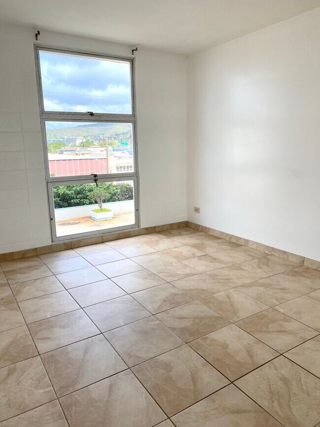 Building Photo - Liliha Square - 2 Bedroom 1 Bath 1 Parking