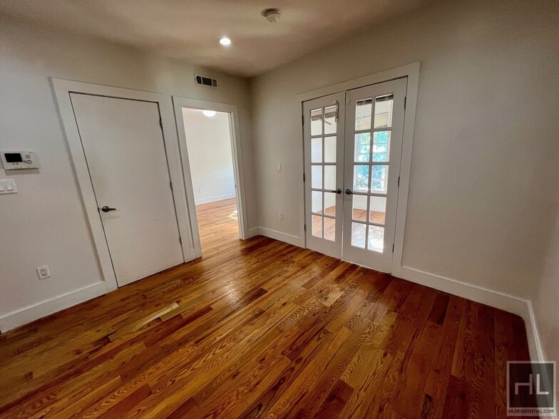 Building Photo - 2BR 1BA w/ Balcony & In Unit Laundry In Bushwick
