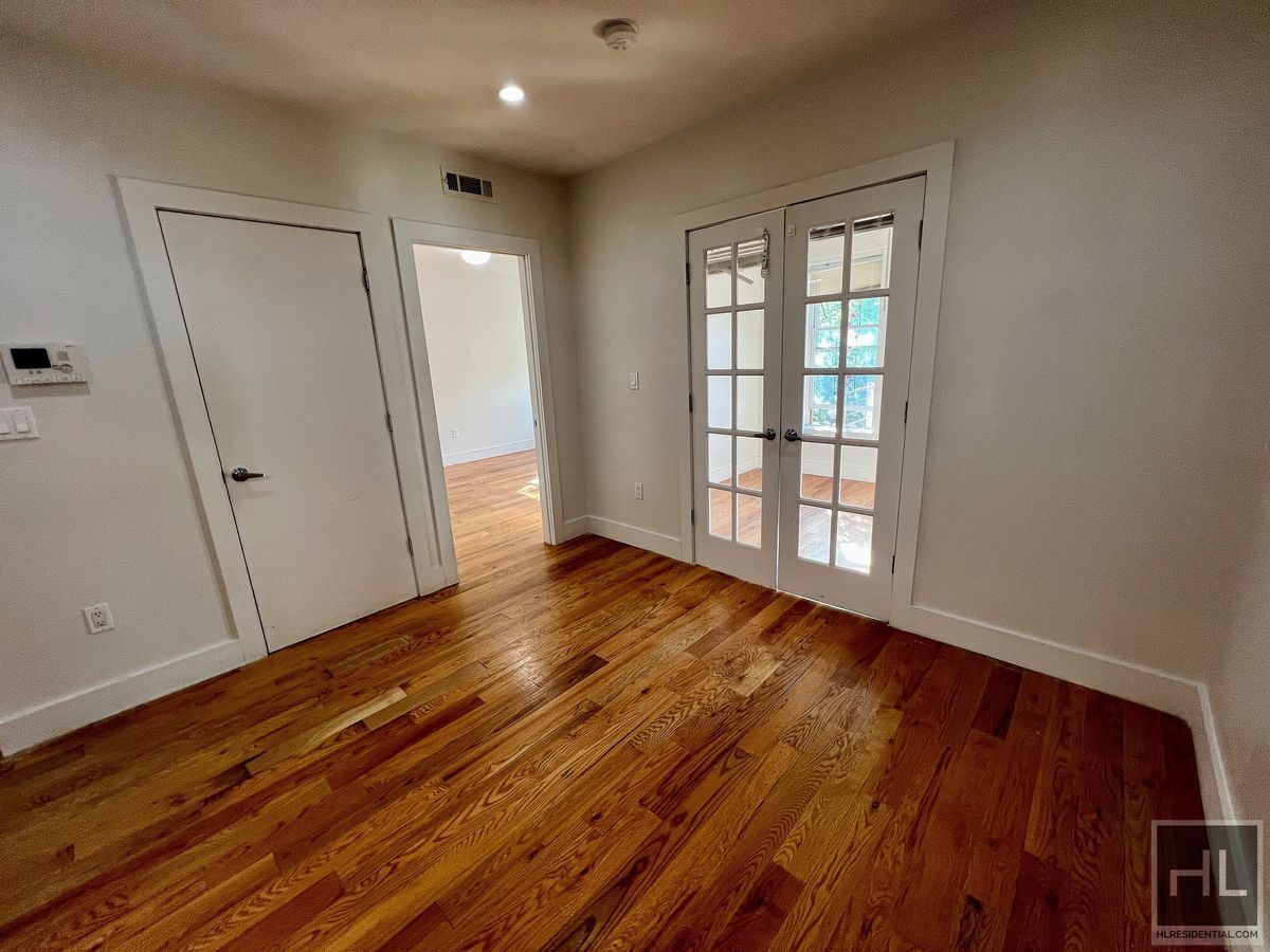 Building Photo - 2BR 1BA w/ Balcony & In Unit Laundry In Bushwick