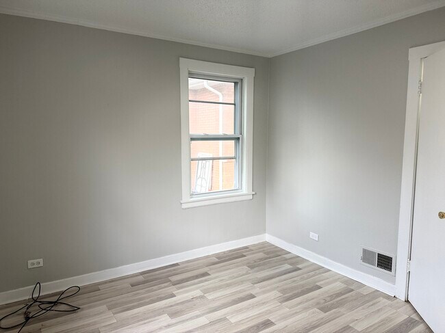 Building Photo - 11004 S Esmond St